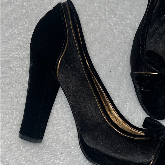 BCBG Maxazria Velvet/Satin 37/7B Black 3.5” Sexy Block Heel EUC (N) - Picture 6 of 16